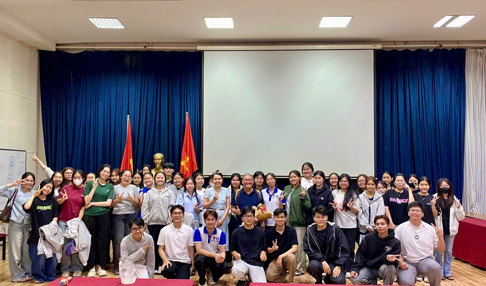 Chương trình tập huấn và sinh hoạt chuyên đề sinh viên ngành quản trị dịch vụ du lịch và lữ hành, ngành du lịch, khoá 2023-2027