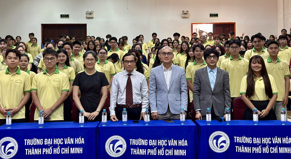 Sinh viên Khoa Du lịch Trường Đại học Văn hóa TP. Hồ Chí Minh tiếp cận thực tiễn an ninh du lịch và dịch vụ hàng không